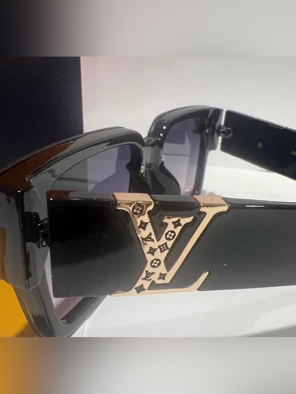New Louis Vuitton Black Acetate Square Gradient Sunglasses with Gold Hardware - Picture 2 of 6